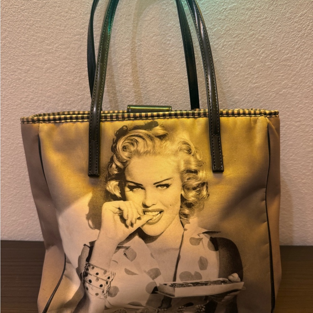 Guess Cream and Black Shoulder Bag with Vintage Glamour